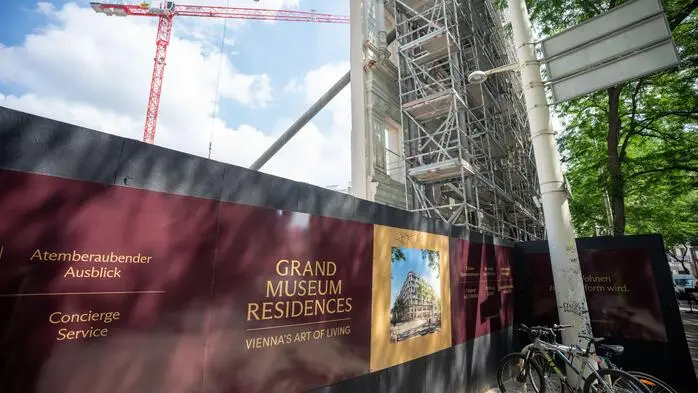 Blick auf den Bauzaun des im Abriss befindlichen Rohbaus des geplanten Signa-Kaufhauses „Lamarr“ auf der Mariahilferstrasse