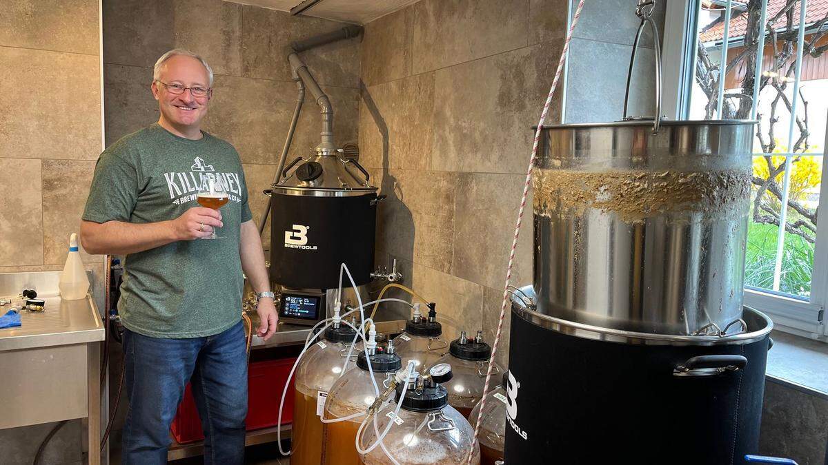 Bierbrauer Hannes Grasser aus Seeboden in seiner Keller-Brauerei