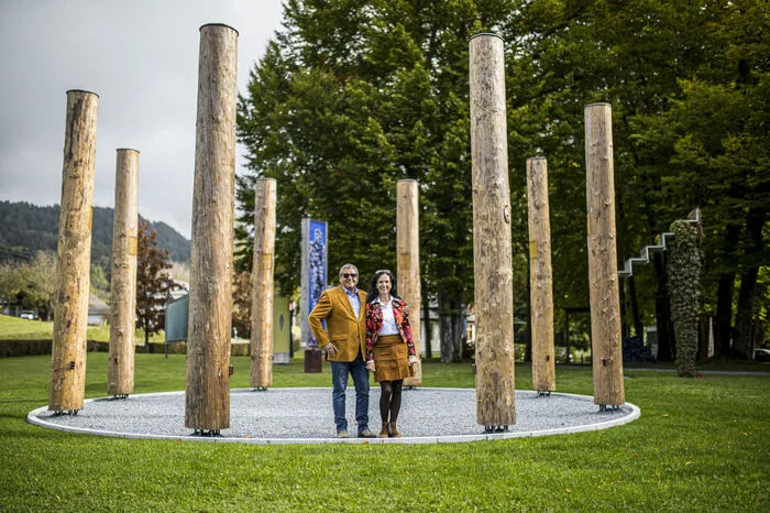 Franz und Ingrid Gasser sind für ihren Holz-Skulpturenpark über die Grenzen hinaus bekannt