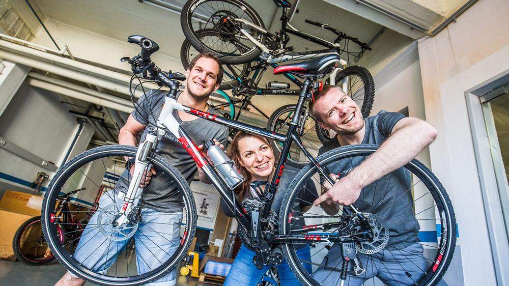 Thomas Pucher, Tihana Pinteric und Fabian Gutbrod (von links) können jedes Rad mit einem unterstützenden, ultraleichten Motor versehen