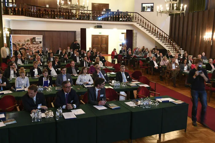 Ein Blick in den Festsaal der Marktgemeinde beim Auftakt der 1. Millstätter Wirtschaftsgespräche.