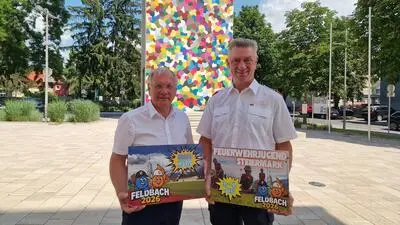 Bürgermeister Josef Ober und Bereichsfeuerwehrkommandant Johannes Matzhold mit Logo und den Maskottchen Flo und Mo des Großevents