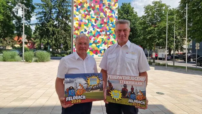 Bürgermeister Josef Ober und Bereichsfeuerwehrkommandant Johannes Matzhold mit Logo und den Maskottchen Flo und Mo des Großevents