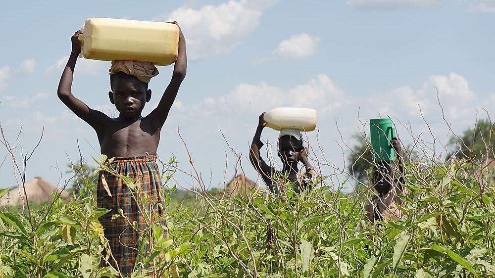 Sauberes Wasser als Überlebensfaktor: Das Österreichische Rote Kreuz hilft bei der Aufbereitung in den Flüchtlingslagern Ugandas.