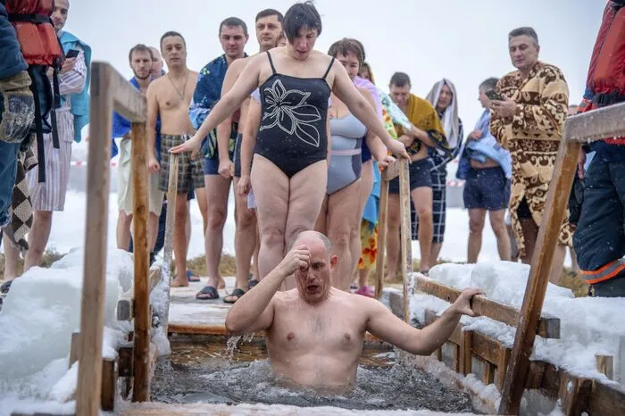 Das Eisbaden soll die Gesundheit stärken und die Seele reinigen.