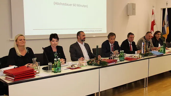 Finanzstadträtin Jenny Baierl (l.) und die Mitglieder des Stadtrates