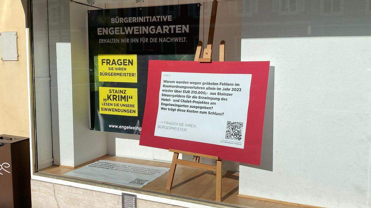 In diesem Schaufenster stellt die Bürgerinitiative unangenehme Fragen