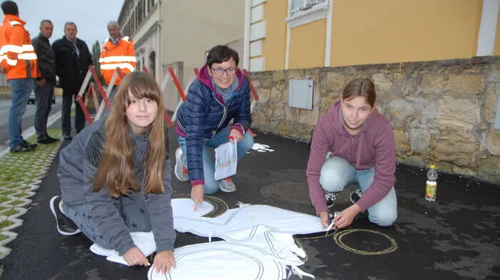 Die NMS-Schüler waren mit Unterstützung ihrer Kunsterzieherin Waltraud Klanfar am Voglerkreisverkehr aktiv. Mehr zur Entschärfung der kritischen Stelle.