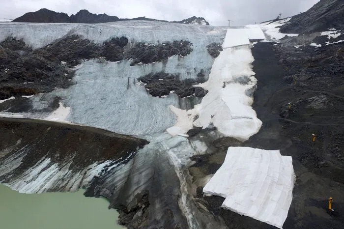 Denn alle Tiroler Gletscherskigebiete versuchen, die Schneeschmelze möglichst hintanzuhalten.