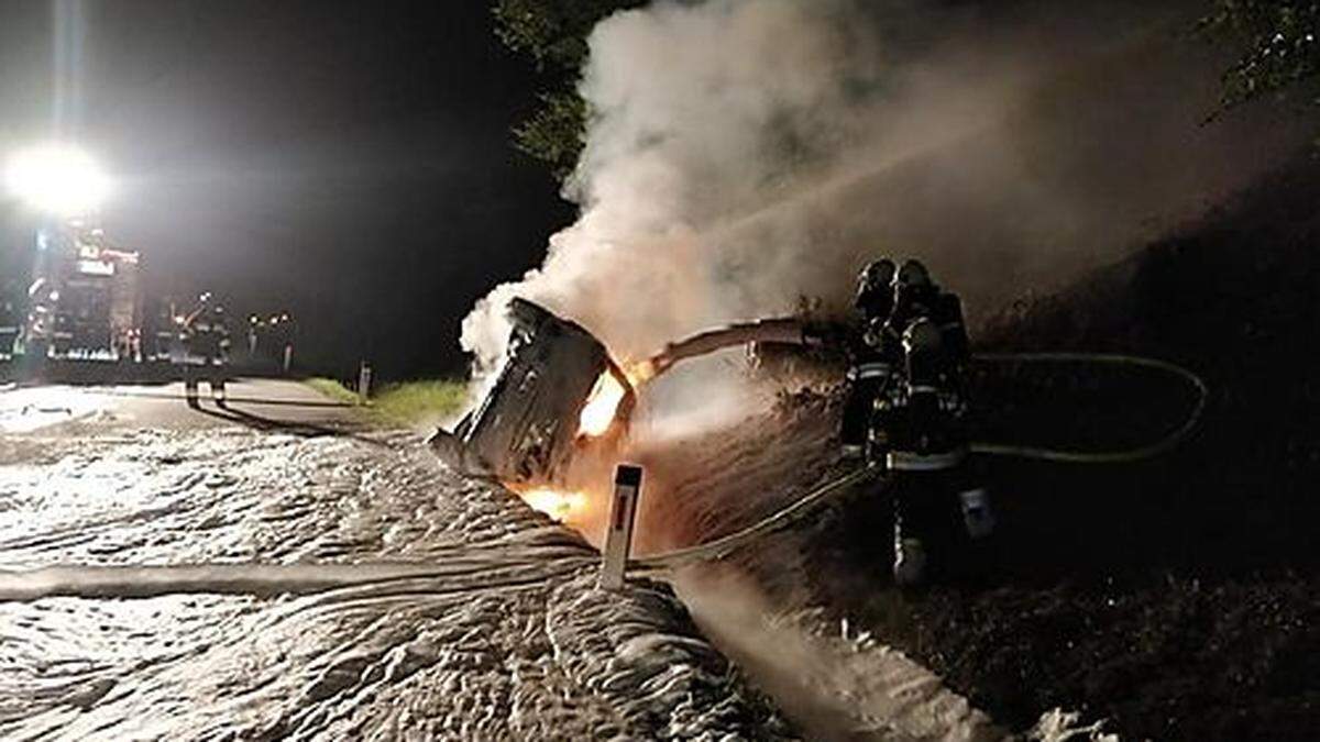 Beim Eintreffen der Feuerwehrleute stand das Fahrzeug schon im Vollbrand