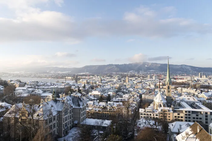 Platz 5. Schweiz/Zürich(Fotoserie: Die besten Tipps für Zürich)Grüezi!Wer hat's erfunden? Die Schweizer! Auch sie zählen abseits von Lutschzuckerln zu den glücklichsten Menschen. Wohin bei einem Städtetrip in Zürich?Unbedingt einen Ausflug an den Zürichsee machen oder den Uetiliberg besuchen. 