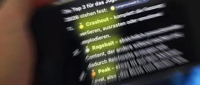 Text auf einem Smartphone zu den drei Finalisten des deutschen Jugendworts des Jahres 2026