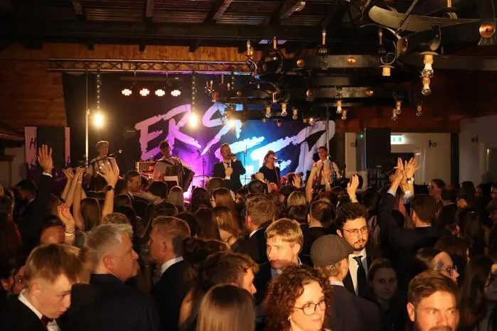 Unter dem Motto „Ballorca – nach 5 Jahren urlaubsreif“ verwandelte sich der Zechner in Kobenz in eine sommerliche Partyhochburg, die Gäste aller Generationen begeisterte.
