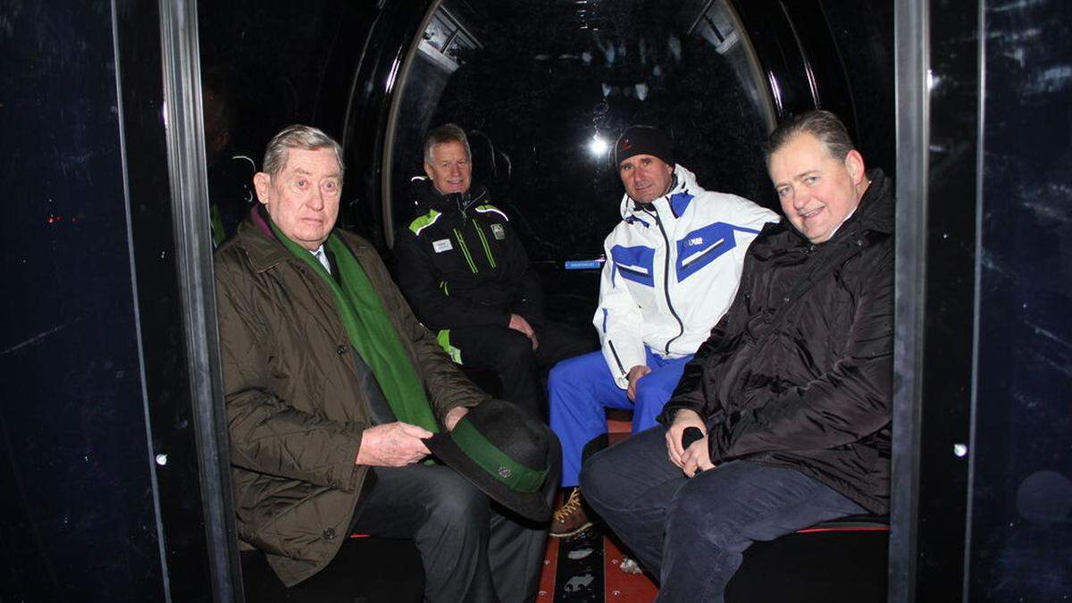 Probesitzen in der neuen Gondel: Loser-Eigentümer Hannes Androsch, Geschäftsführer Rudolf Huber, Bgm. Gerald Loitzl und Christian Mann von der Seilbahn-Firma Bartholet 