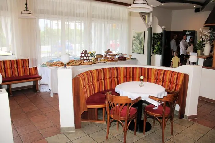 In der Café-Pizzeria „Fiore Mare“ ist Platz für rund 30 Gäste. Vor dem Lokal gibt es einen Gastgarten.