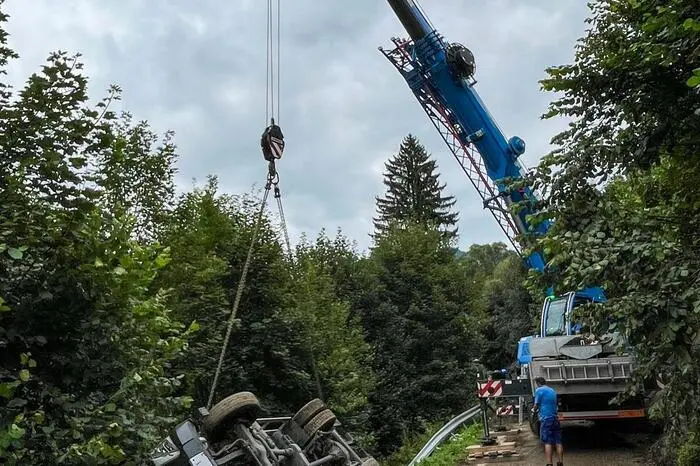 Aufgrund der Gegebenheit an der Unfallstelle musste der Lkw von einem Spezialkran durch ein privates Unternehmen geborgen werden. 