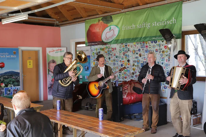 Musikalisch wurden die Besucher von "Zenz und seine Freunde" unterhalten.