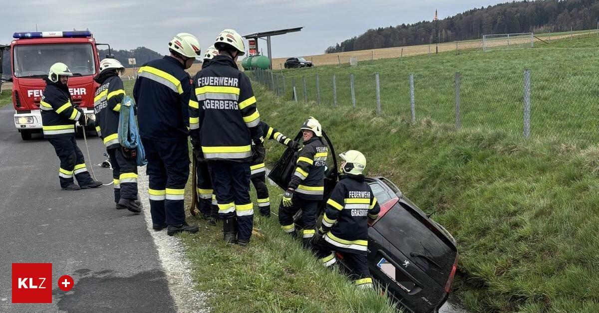 Pkw-schlitterte-in-Graben-couragierte-Ersthelfer-befreiten-Lenker