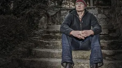 Ein sehr nachdenklicher Mike Siklenka ist in Klagenfurt seit heuer zur Untätigkeit verdammt. In der Kabine blüht der ansonsten eher introvertierte Kanadier auf. Wie in seiner Profi-Karriere legt er keinen Wert auf Biegung oder Härte seines Stockes. Bei seinen ersten Schüssen mit neuem Gerät heißt es oft: Kopf einziehen