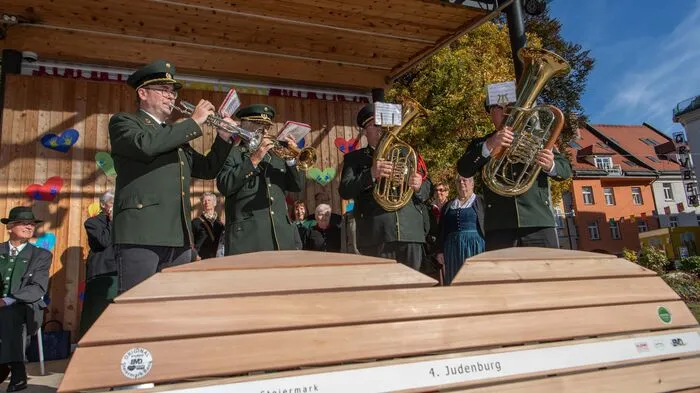 Prachtwetter und -stimmung bei der Herzbank-Verleihung am Hauptplatz Judenburg.