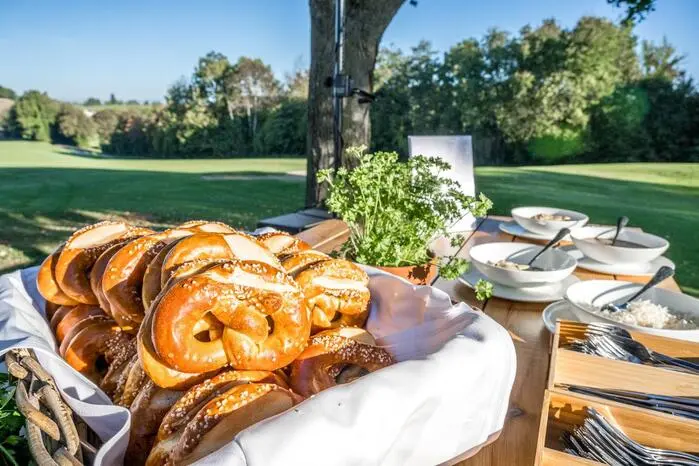 Auf der 9-Loch-Golfrunde warteten Weißwurst und Brezen, fünf Labestationen und eine Weinbar auf die Teilnehmenden