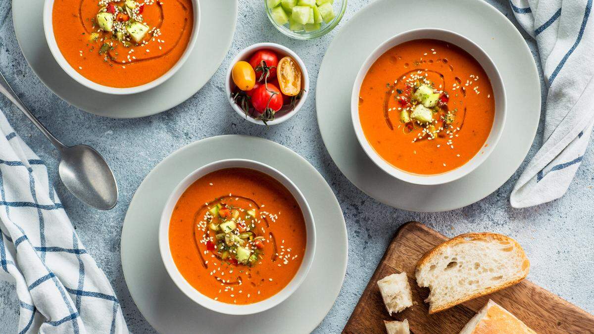 Drei Schalen mit Gazpacho-Speise | Gazpacho ist das ideale Essen für heiße Tage: Leicht und kühl!