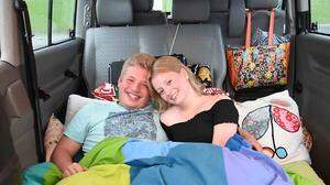 Lisa und Julian hatten es während des Autokinos im VW-Bus ganz gemütlich 