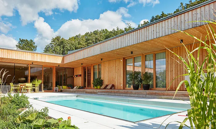 Auch im Außenbereich ist der Naturbaustoff Holz gut einsetzbar