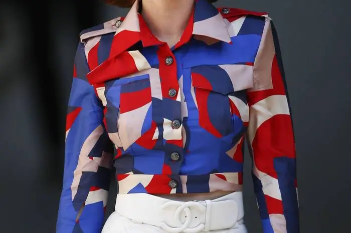 Für die Haute Couture-Schau des Luxuslabels 2019 entschied sich die 35-Jährige für eine High Waist-Anzughose mit markantem Chanel-Logo am Gürtel und ein dazu im Kontrast stehendes Hemd mit abstraktem Muster.