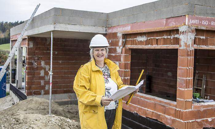 Nur junge Leute bauen? Von wegen! Pensionistin Margit Stolz vor dem Rohbau ihres neuen Eigenheims.
