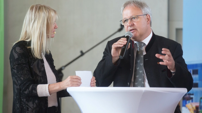 Die RGO-Arena bot den Rahmen für die Geburtstagsfeier mit vielen Ehrengästen. Etwa Hermann Gahr . . .
