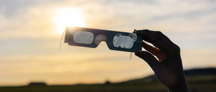 Bei der Sonnenfinsternis gilt: Niemals ungeschützt in die Sonne blicken.