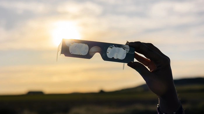 Bei der Sonnenfinsternis gilt: Niemals ungeschützt in die Sonne blicken.