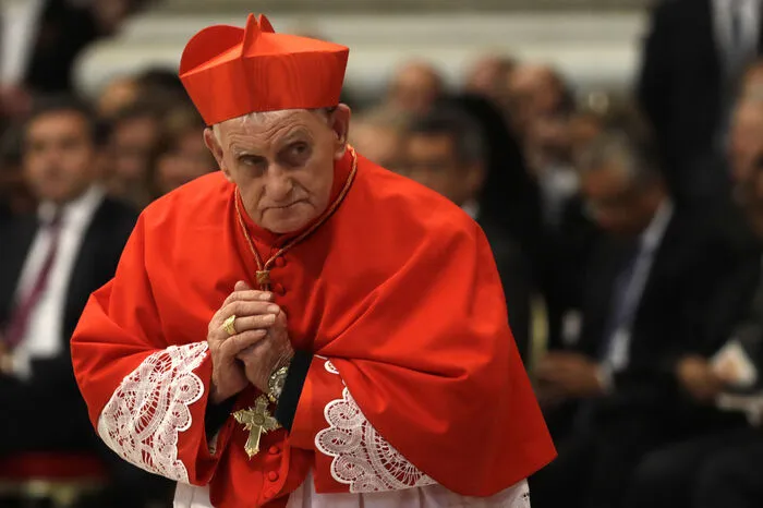 Unter den Nicht-Stimmberechtigten ist der im Kommunismus verfolgte albanische Priester Ernest Simoni (88). Der einfache albanische Priester saß unter den kommunistischen Machthabern im erklärtermaßen "ersten atheistischen Staat der Welt" 18 Jahre lang im Gefängnis. Auch nach seiner Freilassung konnte er bis zum Zusammenbruch des Regimes 1990 nur im Untergrund als Priester wirken.
