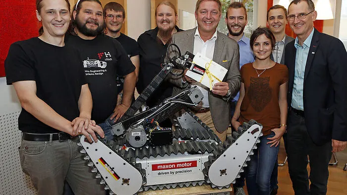 Die Mitglieder des FH-Robotik-Teams mit "T.R.U.D.I." und Bürgermeister Günther Albel