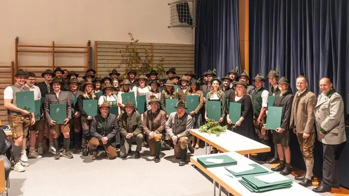 Bei der traditionellen Hubertusfeier in Mortantsch wurden jene Jungjägerinnen und Jungjäger, die heuer die Prüfung zur Erlangung der ersten Jagdkarte erfolgreich abgelegt haben, offiziell in die Jägerschaft aufgenommen und erhielten ihre Jägerbriefe.