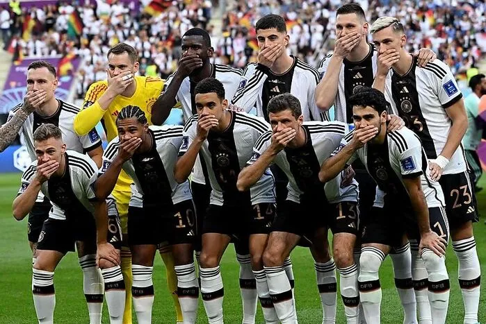 Die Deutschen wollten unbedingt die "One-Love"-Binde tragen, durften aber laut FIFA nicht. Deshalb hielten sie sich beim Mannschaftsfoto den Mund zu. Das Spiel verloren sie gegen Japan mit 1:2, was schlussendlich für das Vorrunden-Aus sorgte.