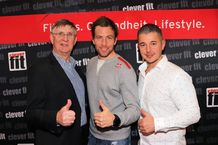 Als Stargast holte Betreiber Klaus Kindl (rechts) den Snowboarder Benjamin Karl in die Weststeiermark. Das freute auch Bürgermeister Engelbert Köppel (links).