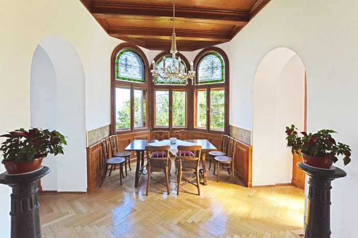 "Das Schloss verfügt über etwa 955 Quadratmeter Wohnfläche. Der Blick aus den Fenstern fällt auf das umliegende Gebirge und die nahen Wälder", heißt es beim zuständigen Immobilientreuhänder Engel &amp; Völkers Wien.
