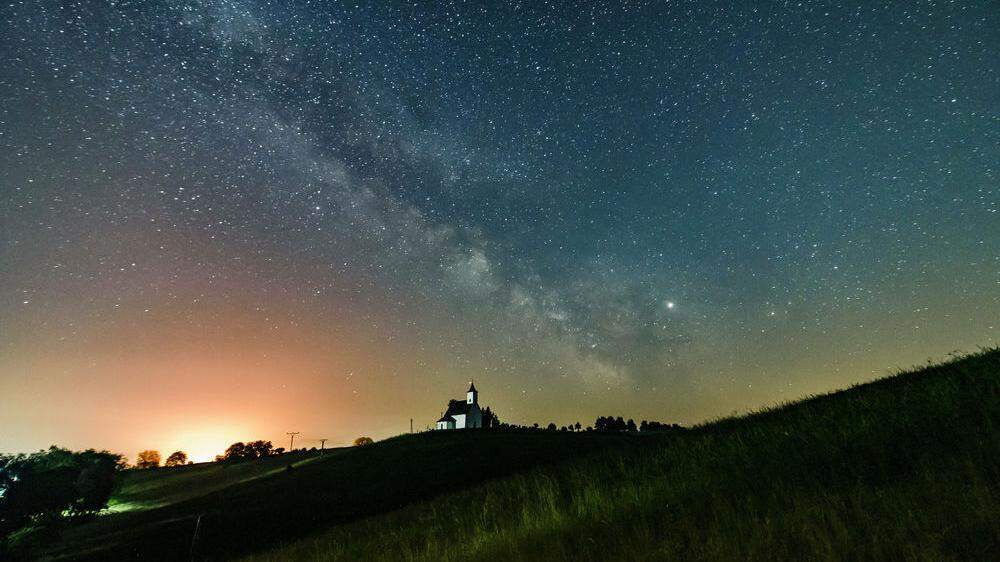 Dieses Bild wurde am 8. Juni 2019 in Gemersky Jablonec in der Slowakei aufgenommen: Milchstraße und Jupiter sind sichtbar