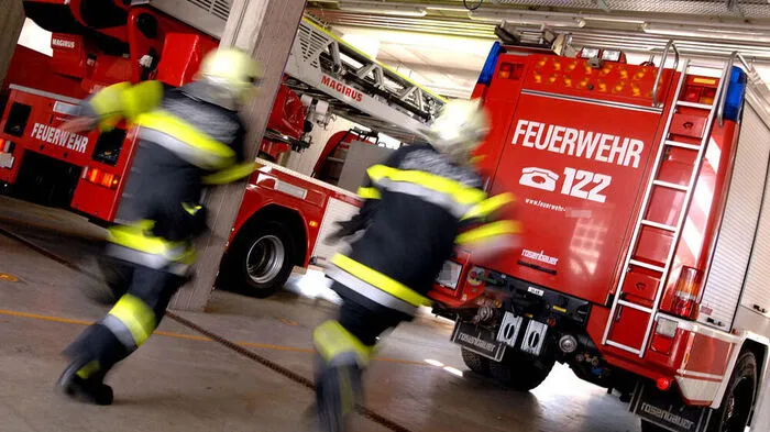 Mit der Drehleiter stieg die Feuerwehr auf den Balkon