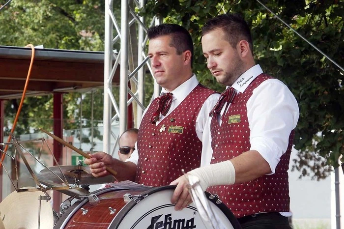 Jeden Samstagvormittag spielen unterschiedliche Musikgruppen...