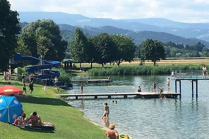 Mesotroph: Im Vorjahr wurde der St. Andräer See noch mit „Befriedigend“ bewertet. Die aktuelle Testung zeigt bessere Werte und somit gibt es in diesem Jahr eine „gute“ Wasserqualität.Temperatur: 25, 5 Grad (Stand 12. August)Tiefe: maximal fünf MeterFläche: 24.823 Quadratmeter