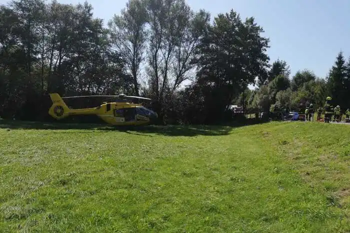 Die 73-Jährige verriss in der Folge ihren Pkw nach links, kam von der Fahrbahn ab und stürzte mit dem Fahrzeug über eine Leitschiene in den Etzendorfbach. 