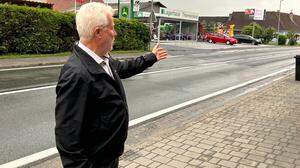 Stolz zeigt Bürgermeister Franz Zehner die leere Straße