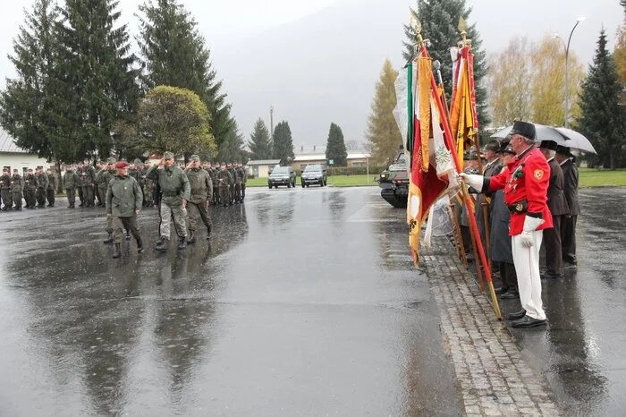 Dem Festakt wohnten Abordnungen aller Einsatzorganisationen des Bezirkes, die Bürgergarde, die Goldhaubenfrauen sowie Abordnungen der Traditions- und Kameradschaftsverbände bei.