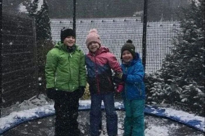 In Riegersburg hat Markus Mild diese drei flotten Schneehüpfer fotografiert.