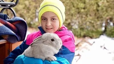 Kerstin freut sich, wieder bei ihrem Hasen "Mondschein" zu sein