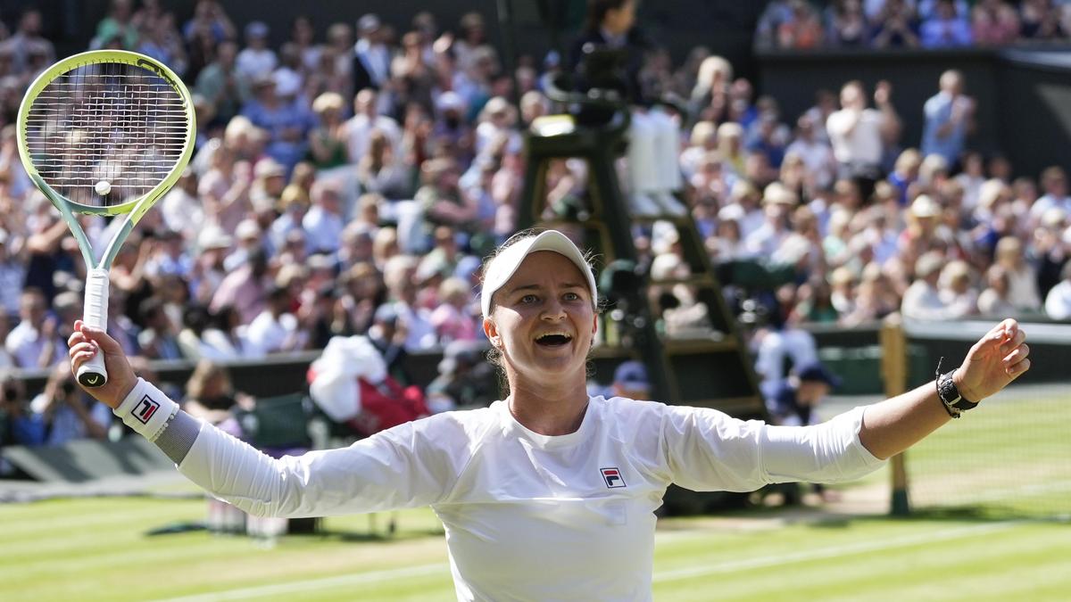 Barbora Krejčíková jubelt über ihren ersten Wimbledon-Titel