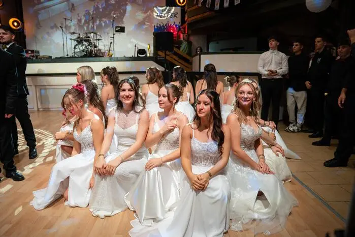Schon bevor es losging, zeichnete sich ab, dass viele Gäste der Einladung zum Ball nachgekommen waren. Selbst die Maturantinnen und Maturanten waren überrascht von der Menschenmenge, wie sie betonen.